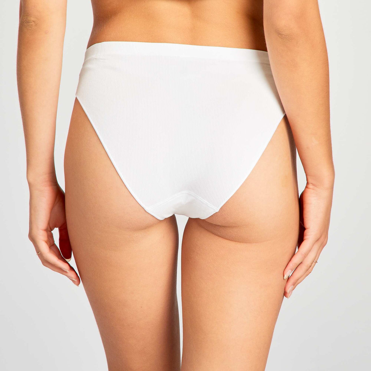 عبوة من 2 سروال داخلي قصير محبوك مضلع أبيض
