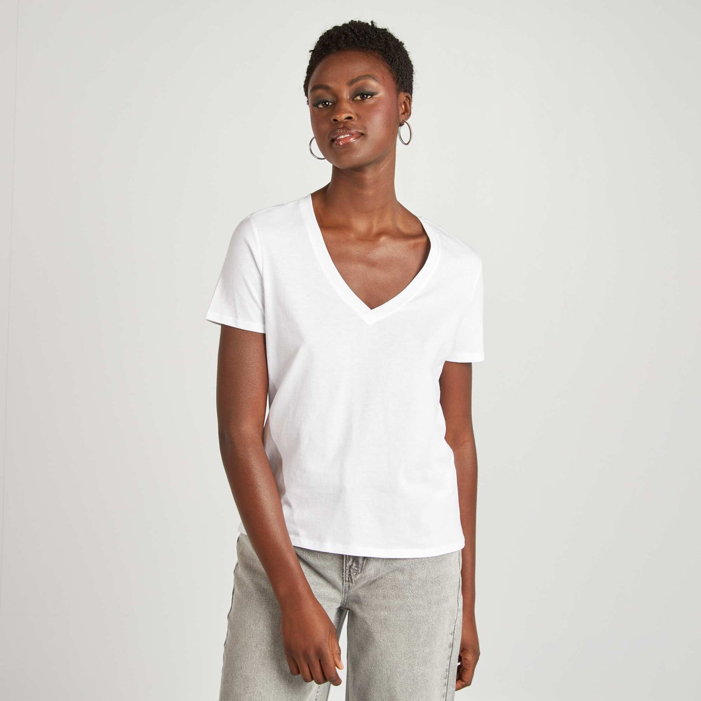 تي شيرت أساسي أبيض اللون الأبيض