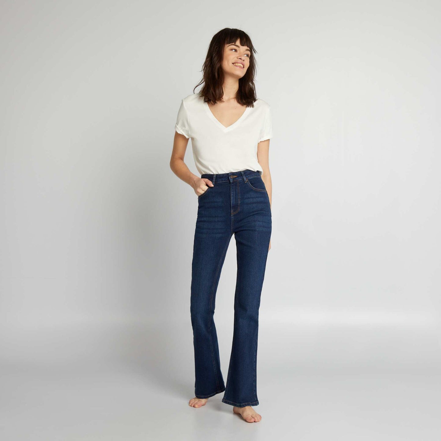 تي شيرت أساسي أبيض اللون الأبيض