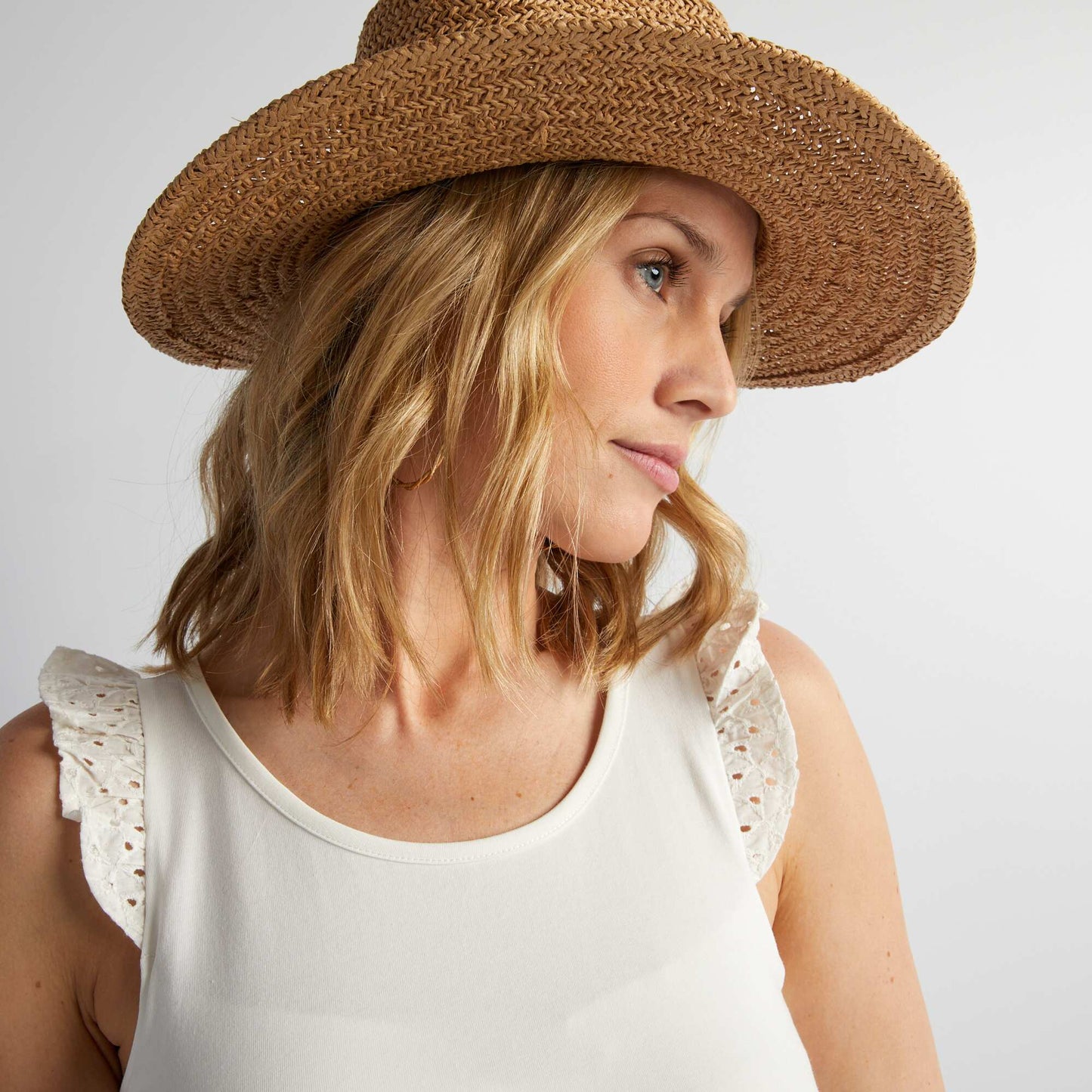 بلوزة إرضاع بفتحة عند الصدر أبيض اللون أبيض