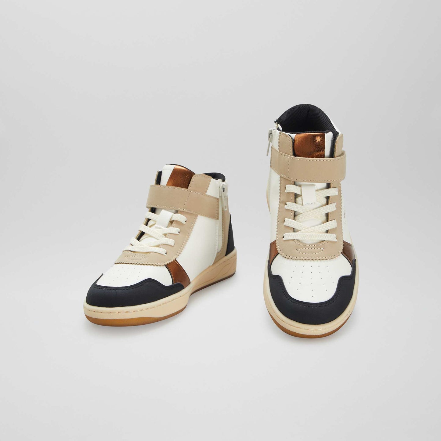 حذاء رياضي عالي الساقين بخطاف وحلقة أبيض