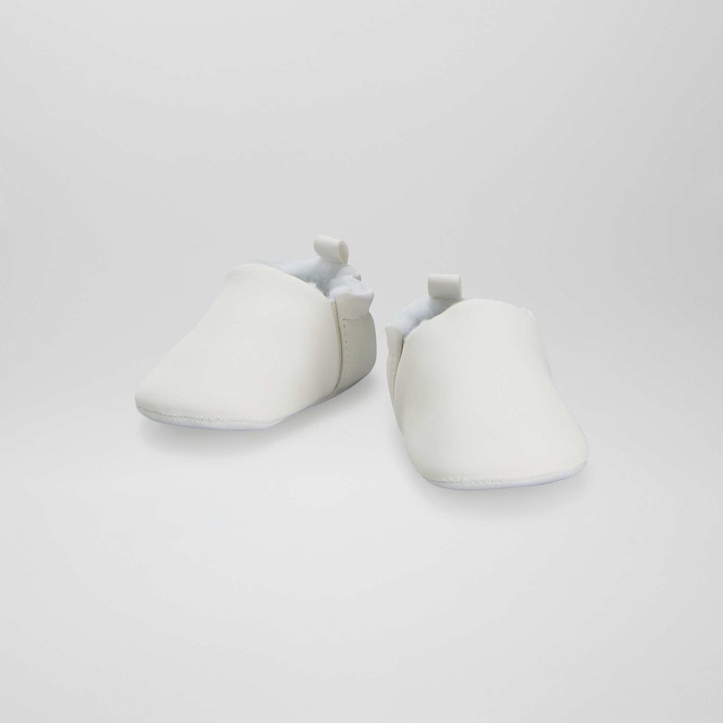 شباشب من جلد الغزال الصناعي مبطن بالفرو أبيض