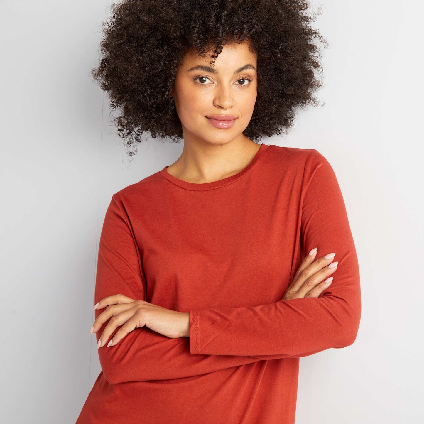 تي شيرت طويل بأكمام طويلة أحمر