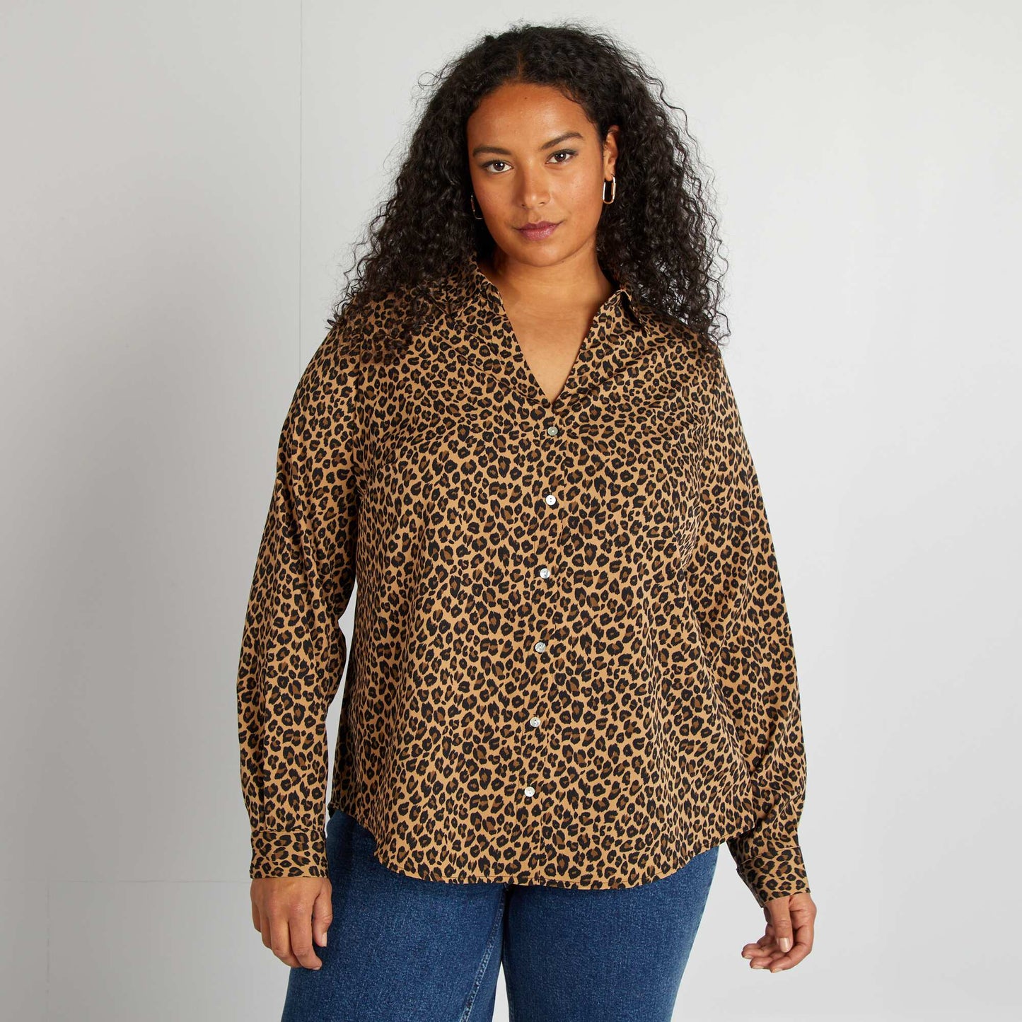 بلوزة محبوكة من الكريب المنسدل باللون البيج