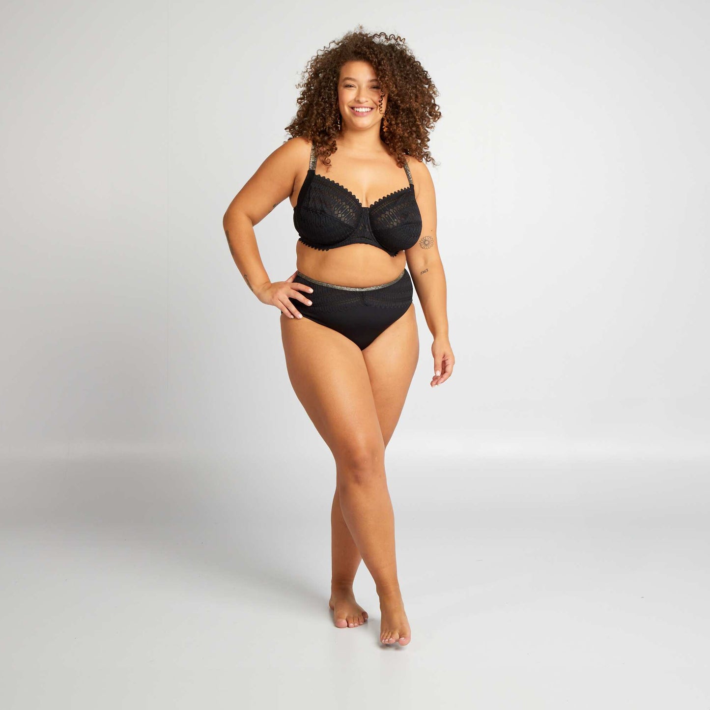 حمالة صدر دانتيل بغطاء كامل من الدانتيل نصف الكوب أسود