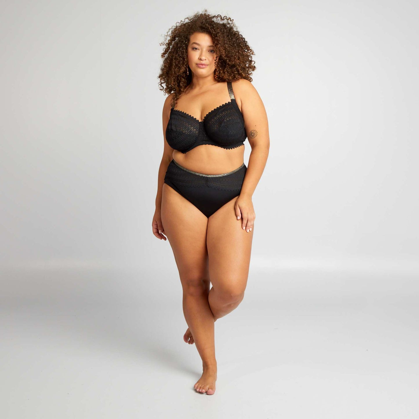 سراويل داخلية من الألياف الدقيقة والدانتيل أسود