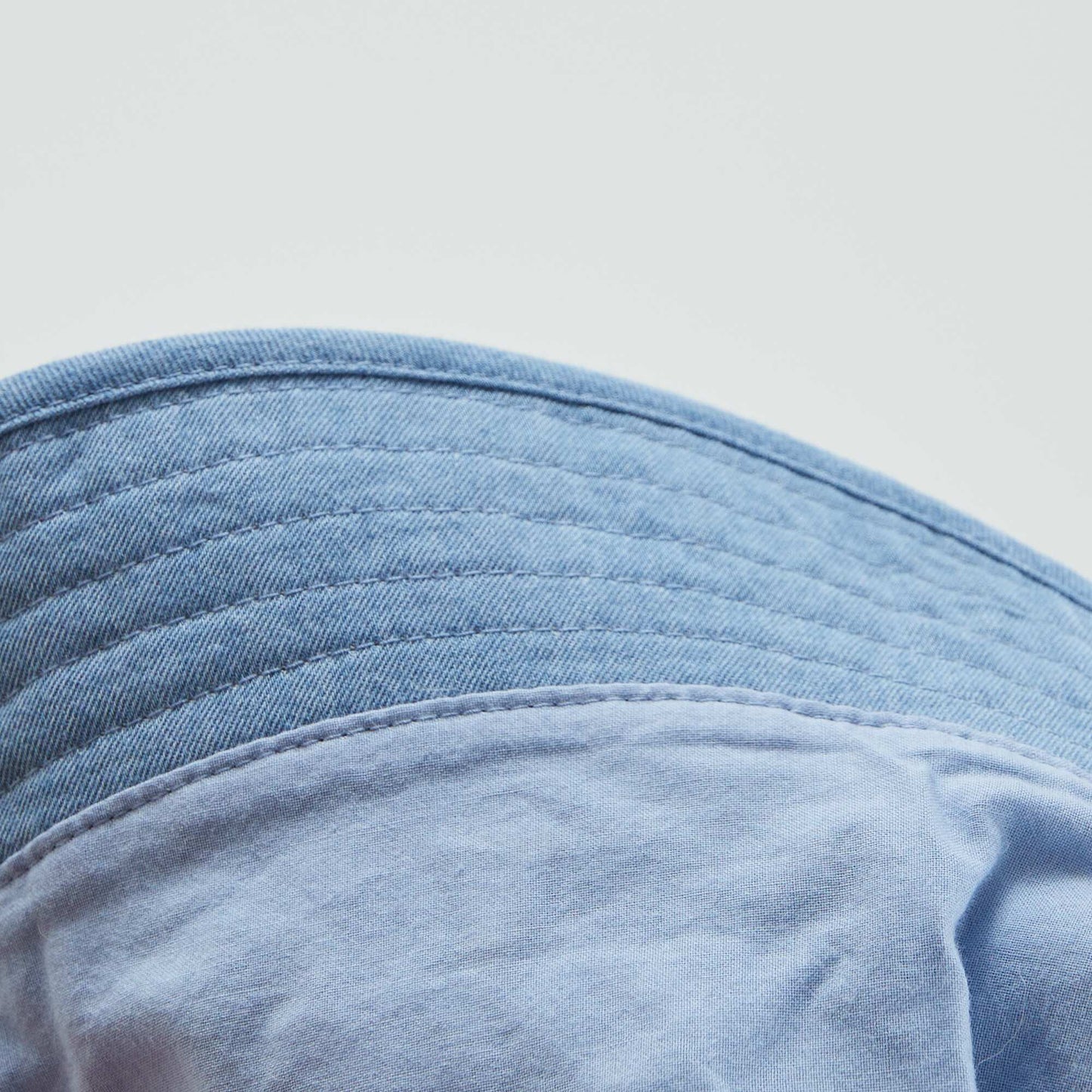 قبعة الشمس المطرزة "مرحباً" مطرزة باللون الأزرق