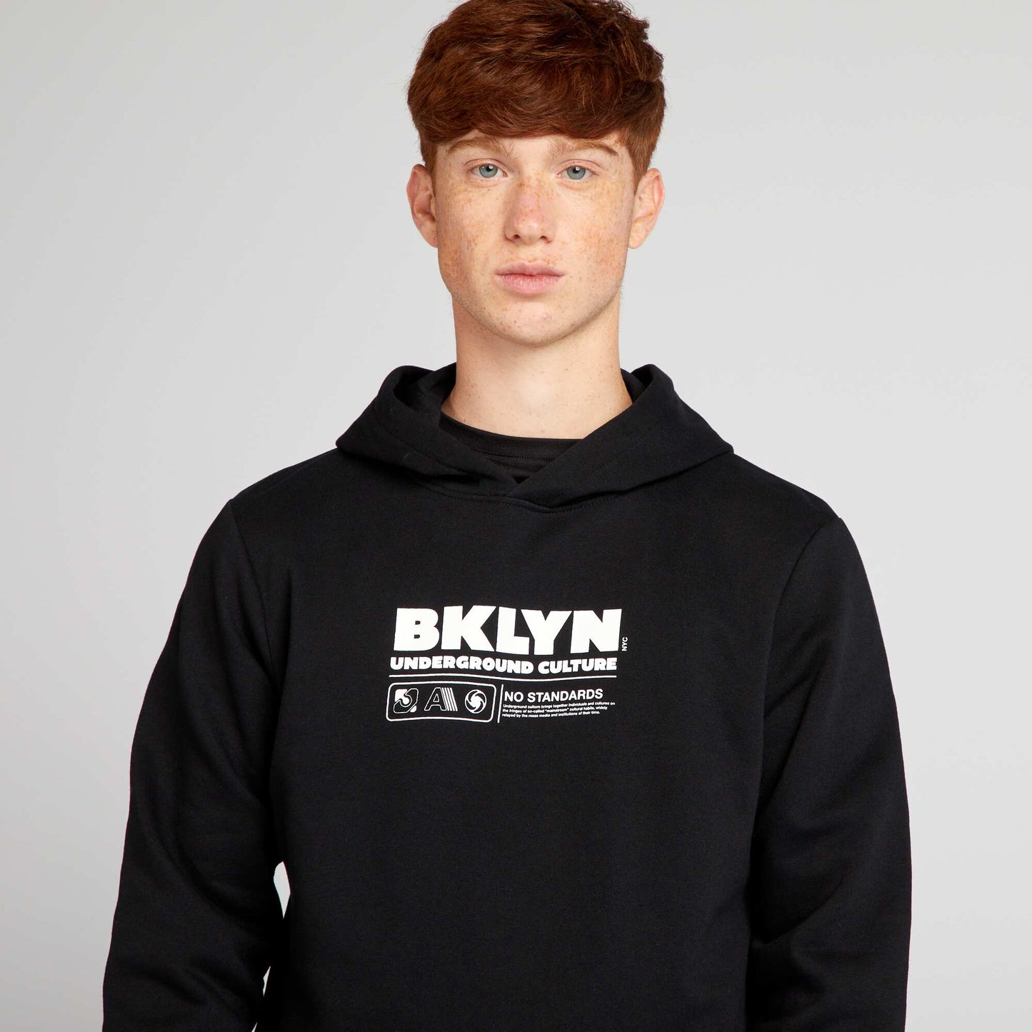 سويت شيرت قماش هوديي باللون الأسود