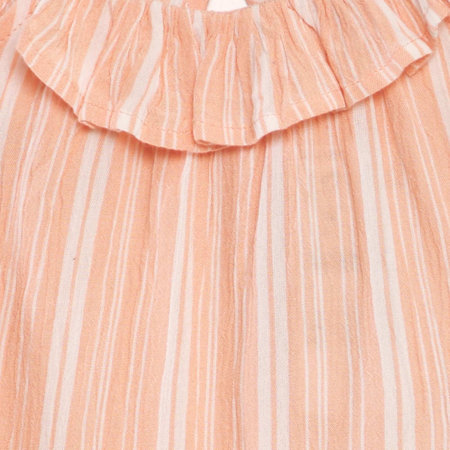 بلوزة بحمالات مكشكشة أبيض اللون الأبيض