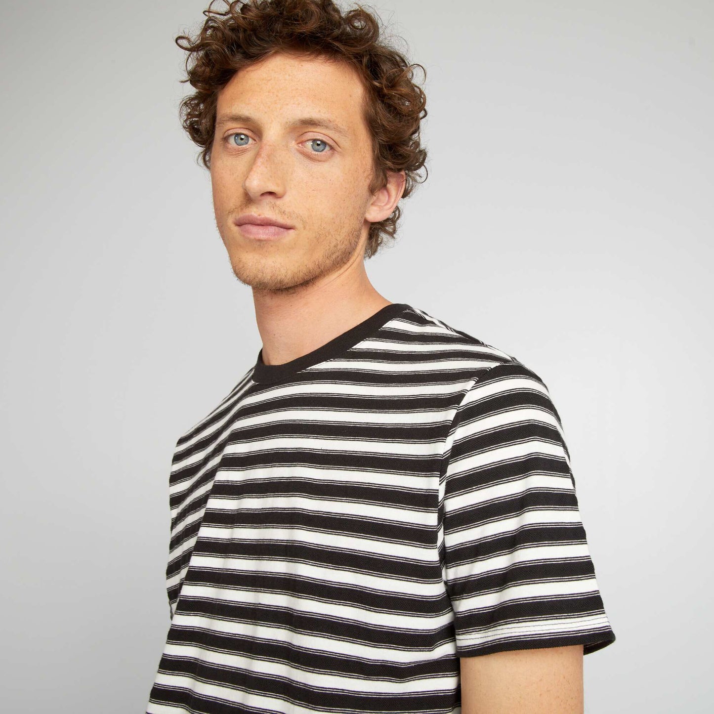 تي شيرت مخطط بأكمام قصيرة أسود