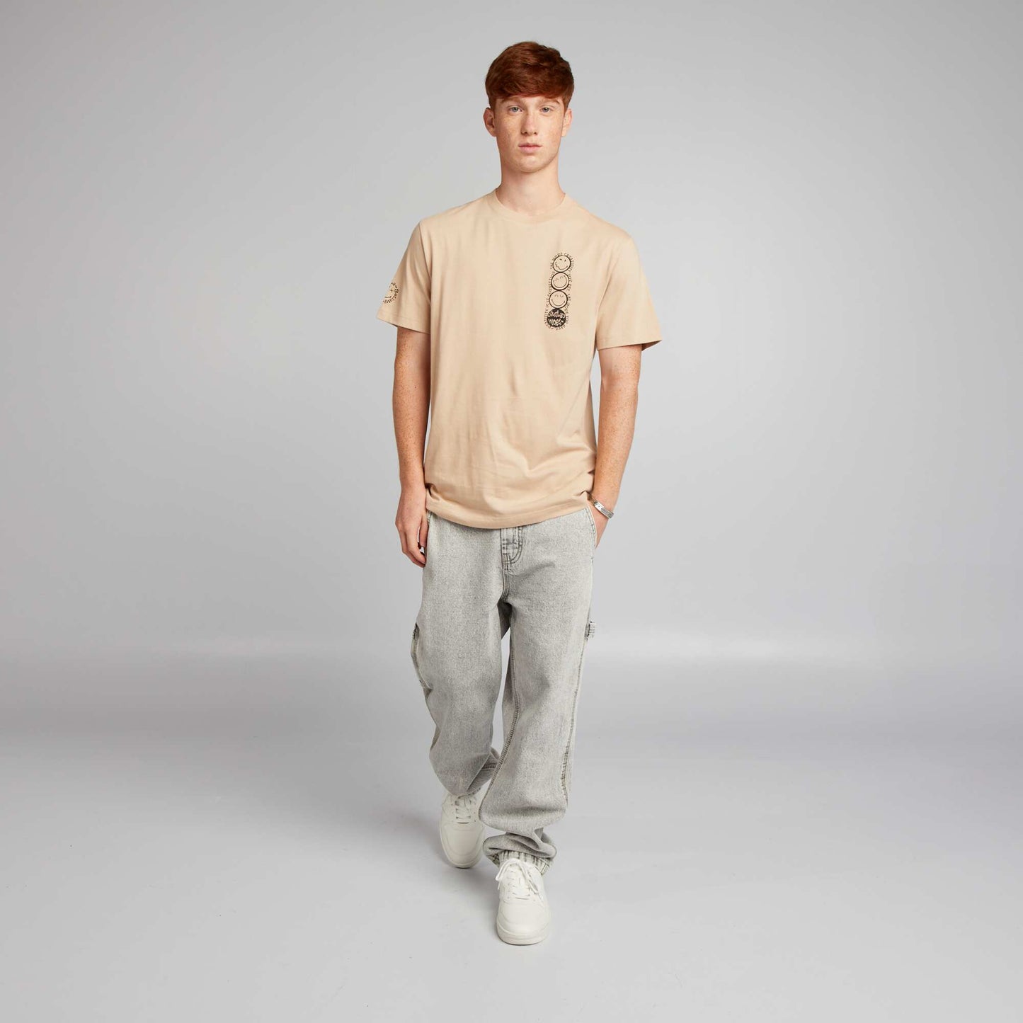 تي شيرت "سمايلي وورلد" بأكمام قصيرة بلون بني فاتح