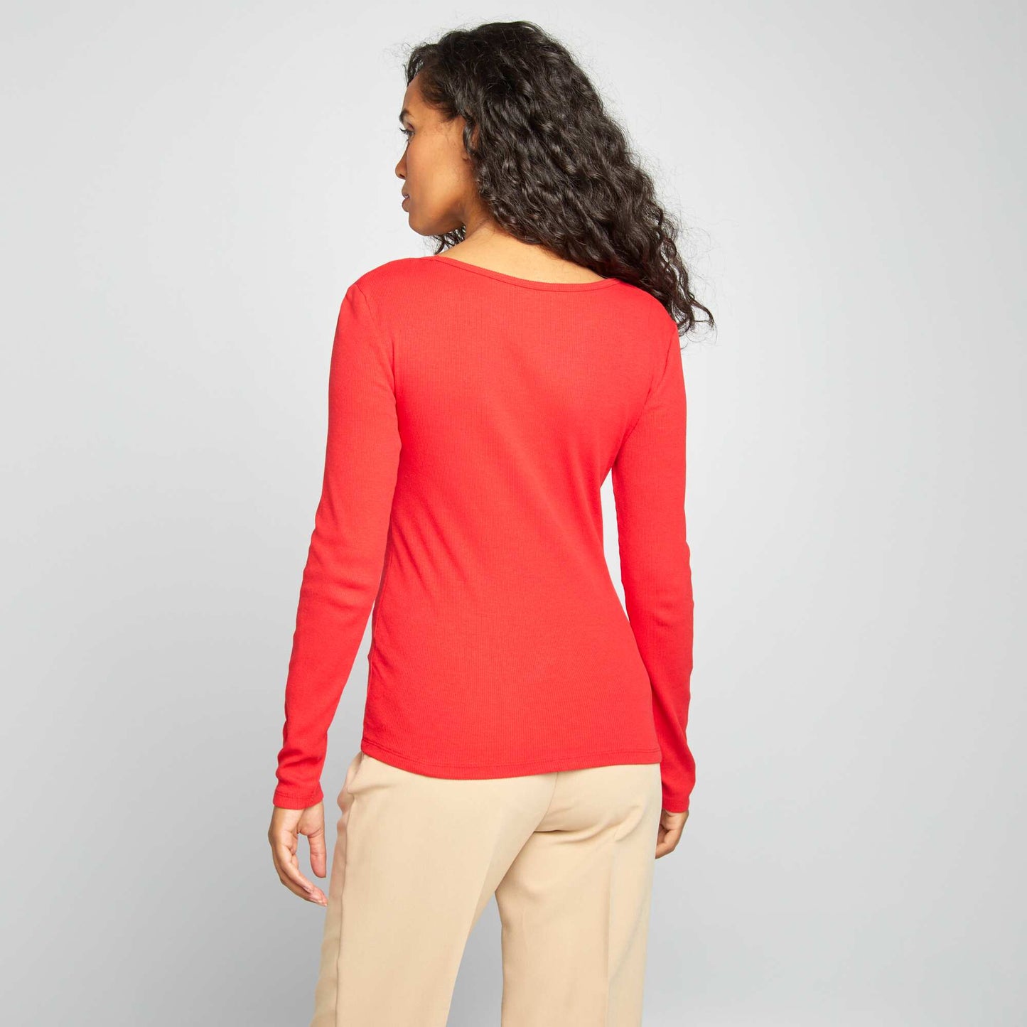 تي شيرت مضلّع بياقة مستديرة باللون الأحمر