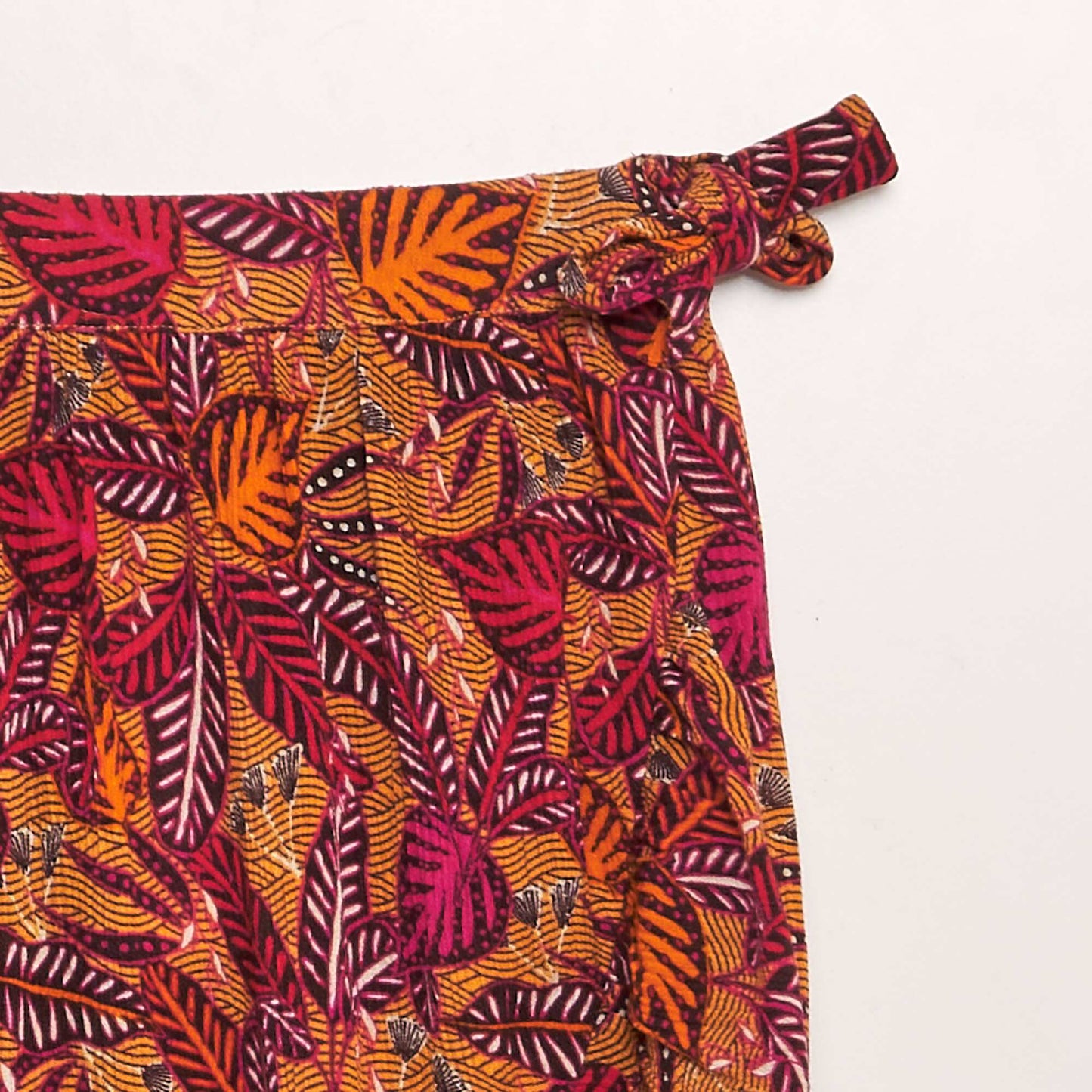 تنورة قصيرة ملفوفة بمظهر أبيض