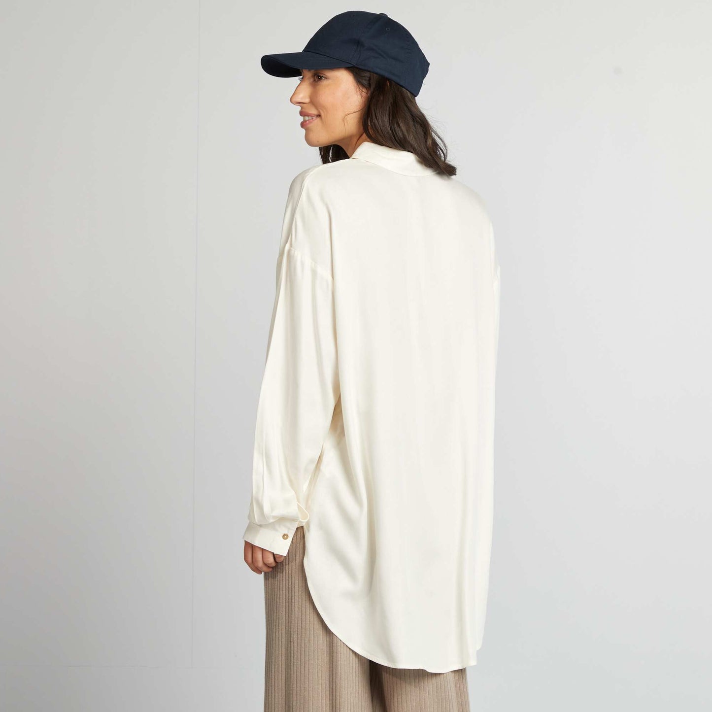 بلوزة انسيابية بظهر طويل بلون بني غامق