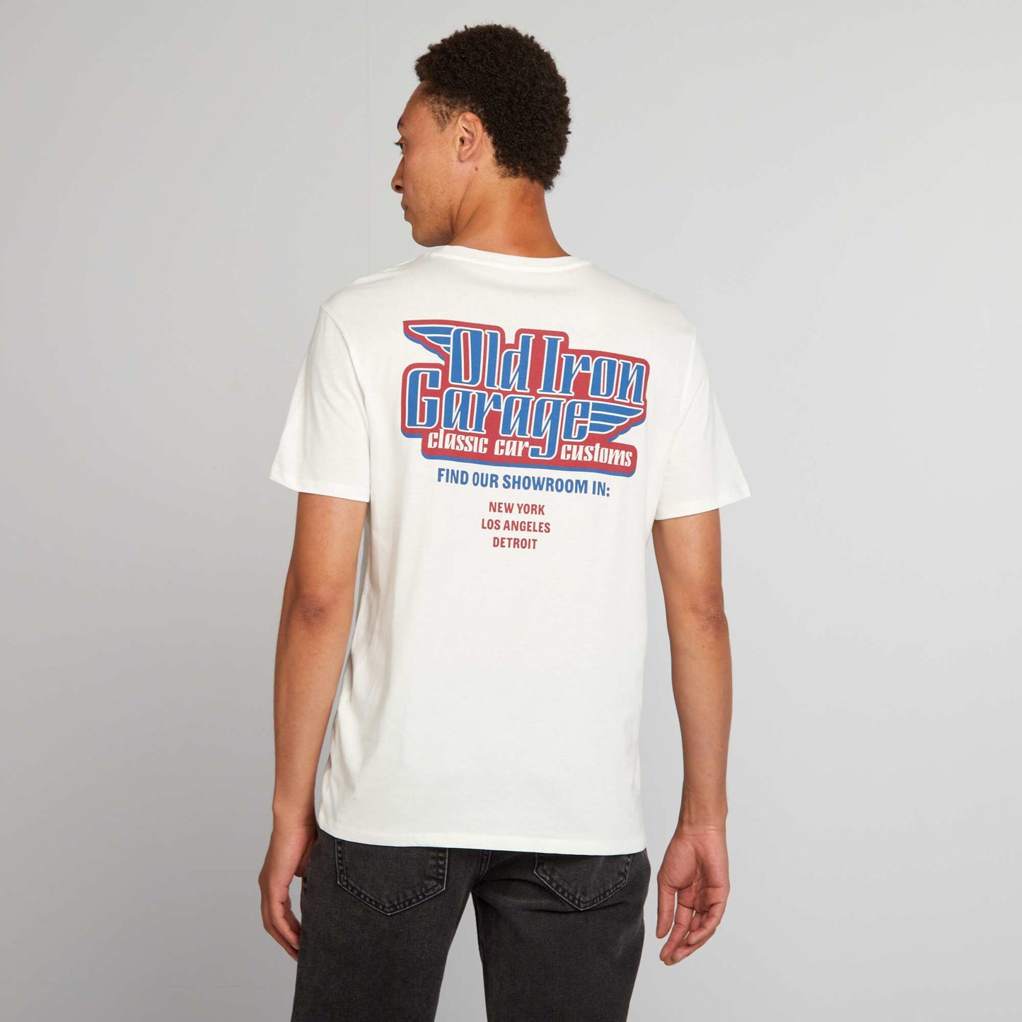 تي شيرت قطن بقصّة مستقيمة مع طبعة باللون الأبيض