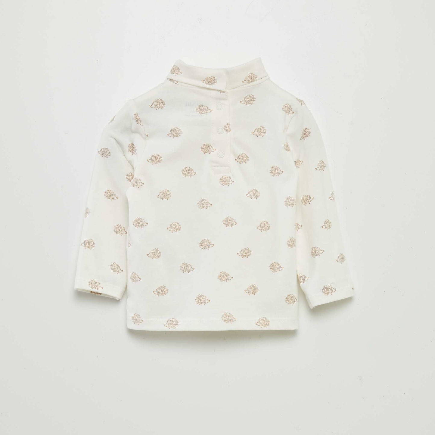 سترة داخلية من الجيرسيه المنقوش باللون الأبيض