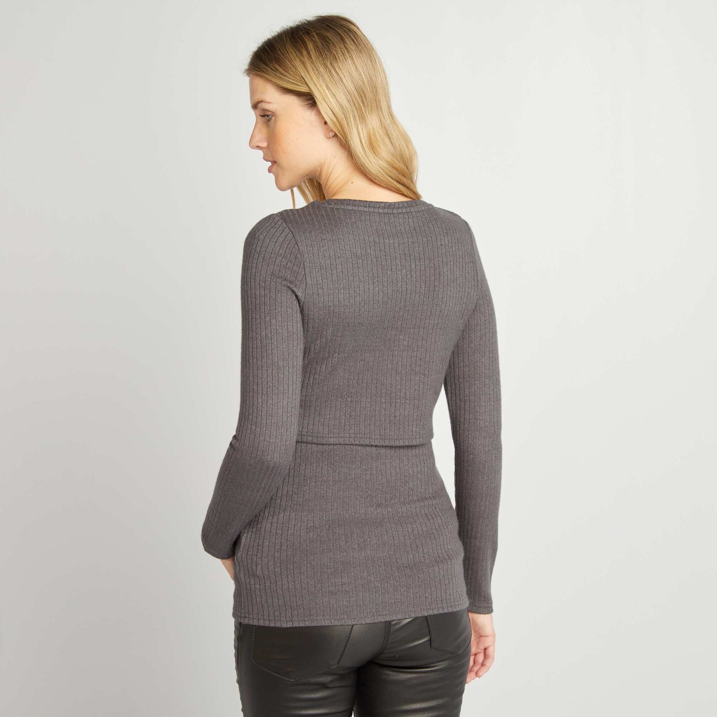 تي شيرت تمريض مضلع باللون الرمادي