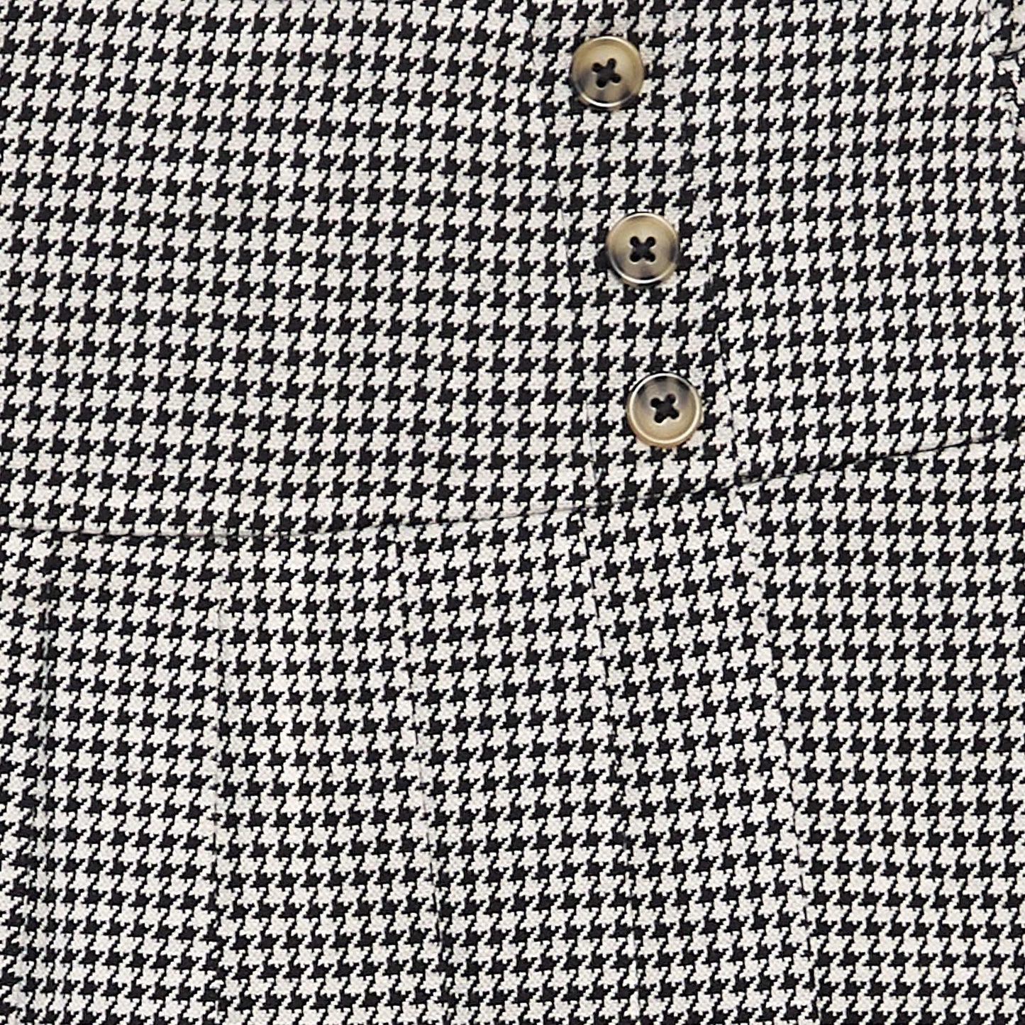 تنورة من الجيرسيه المطوي باللون الأسود