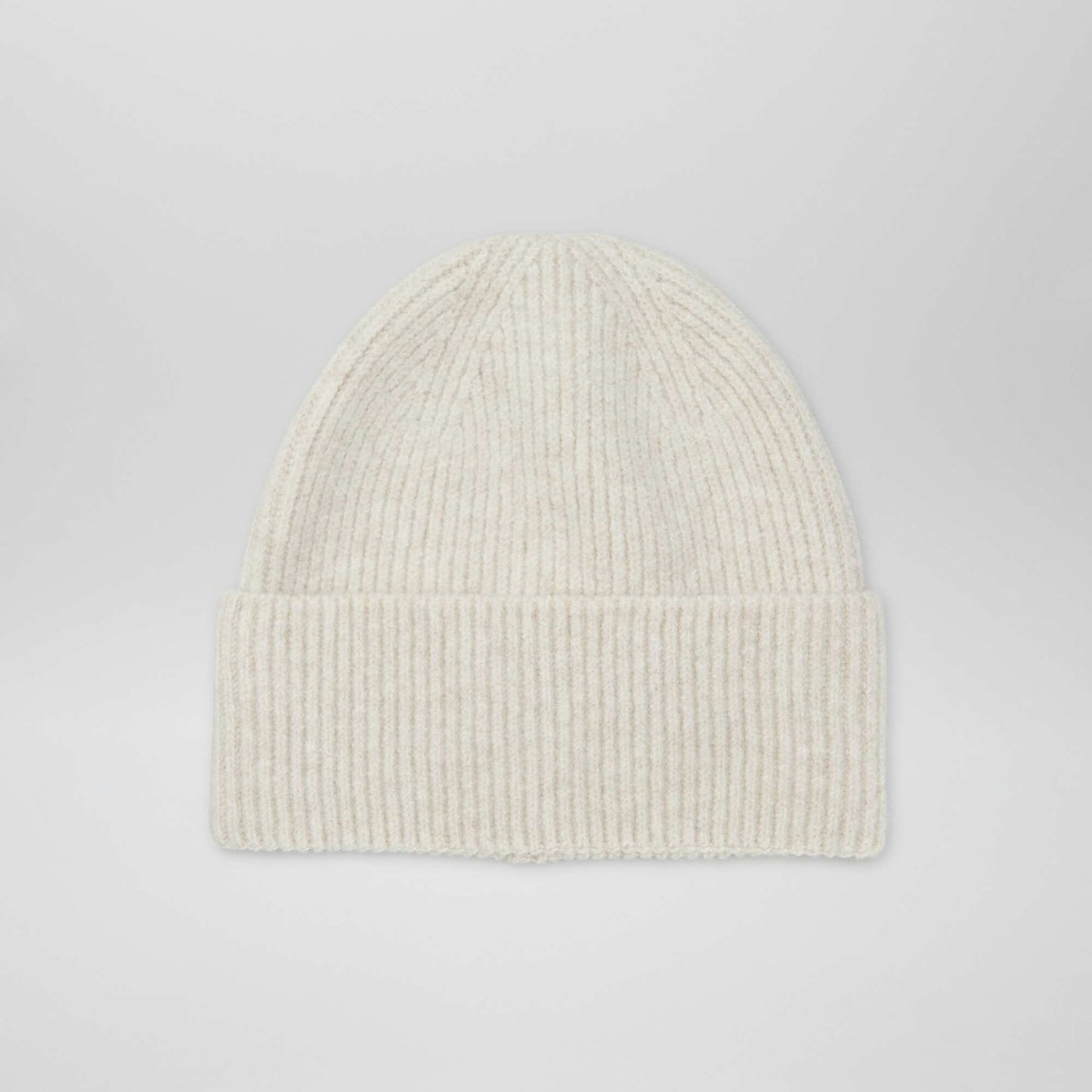قبعة صغيرة محبوكة مكفوفة باللون البيج
