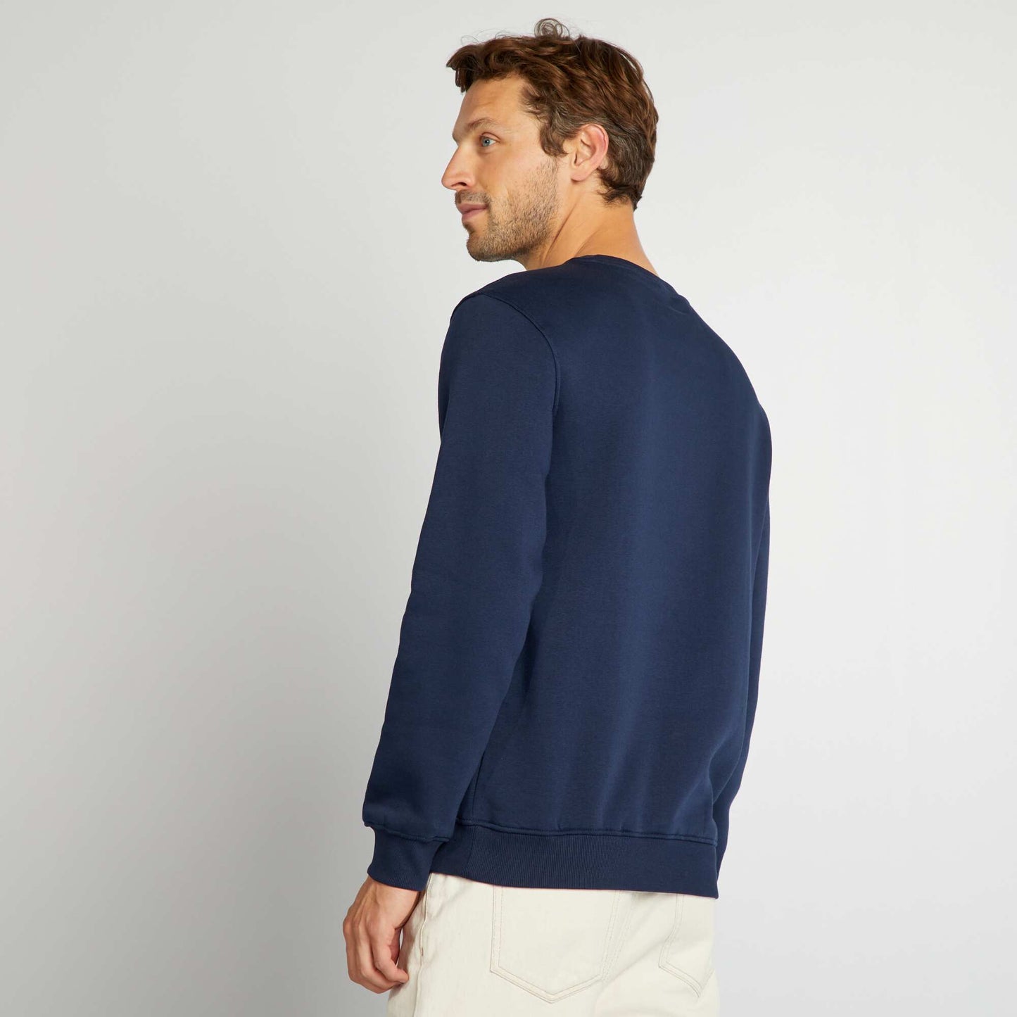 سويت شيرت سادة بحروف مطرزة باللون الأسود