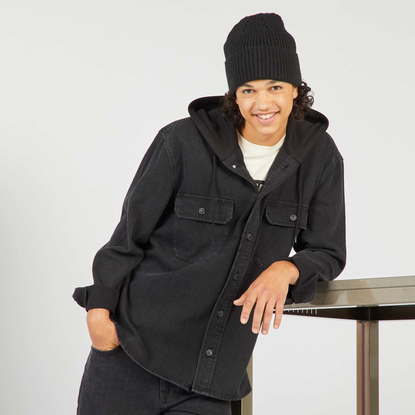 قميص جينز بقلنسوة أسود