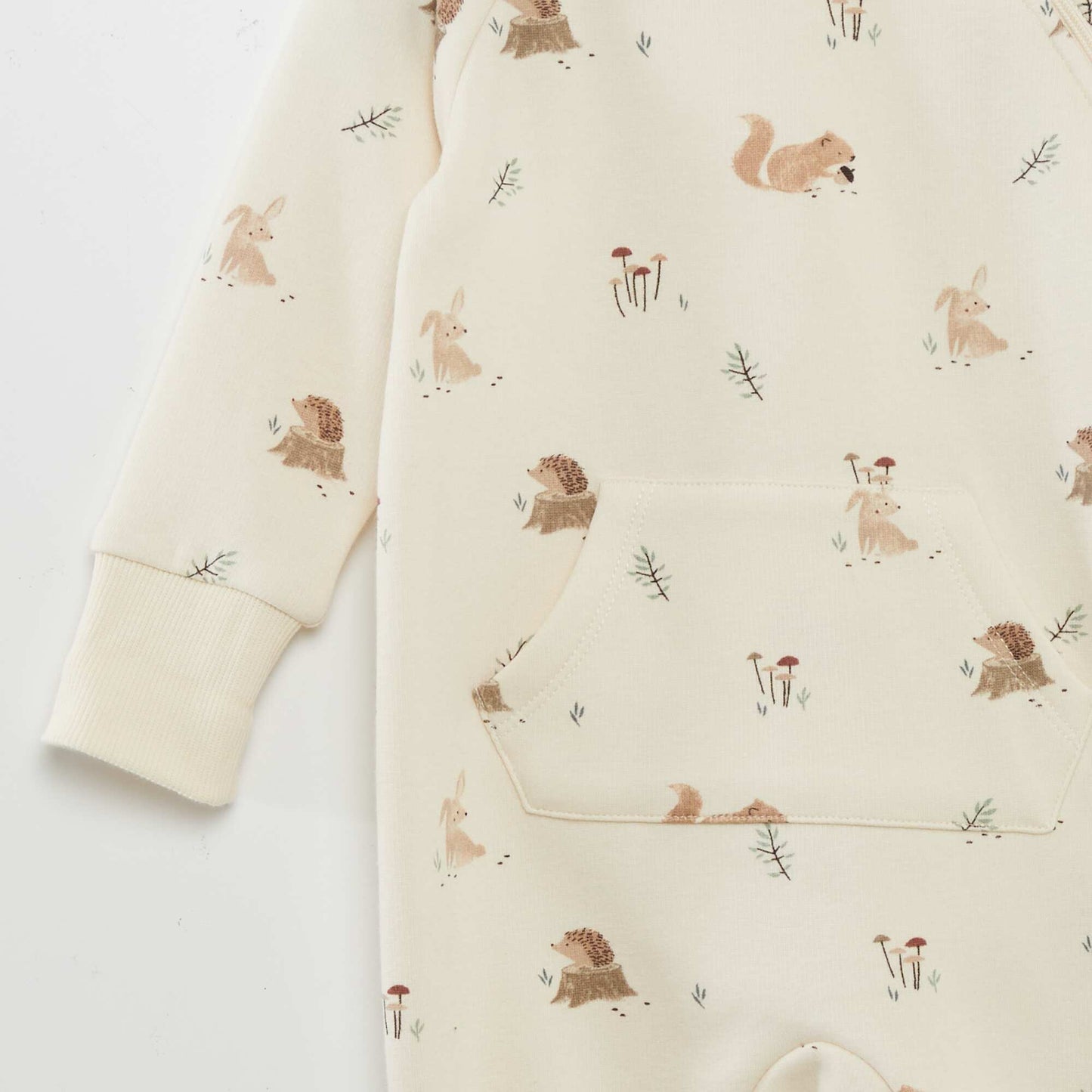 بدلة نوم مطبوعة قابلة للتوسيع باللون الأبيض