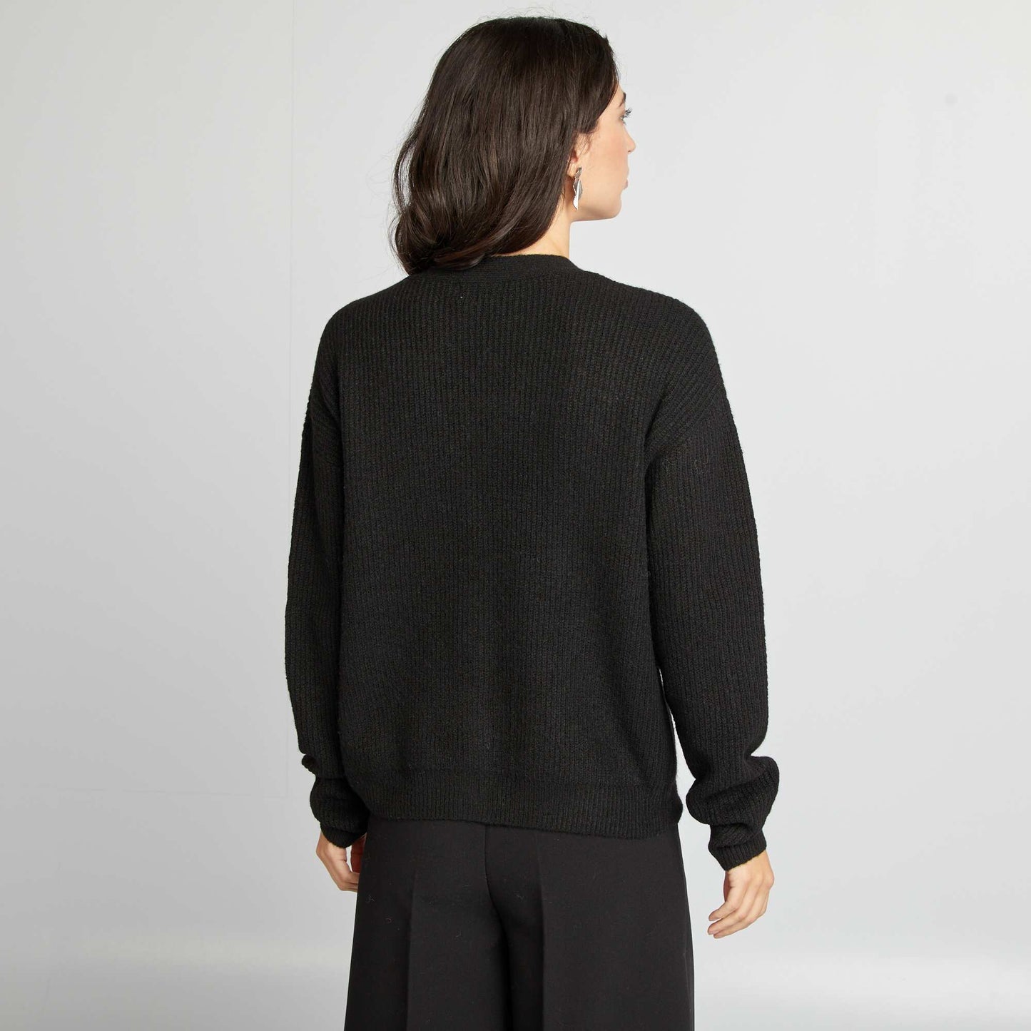 كارديجان بأزرار أنيقة مرصعة بالماس أسود