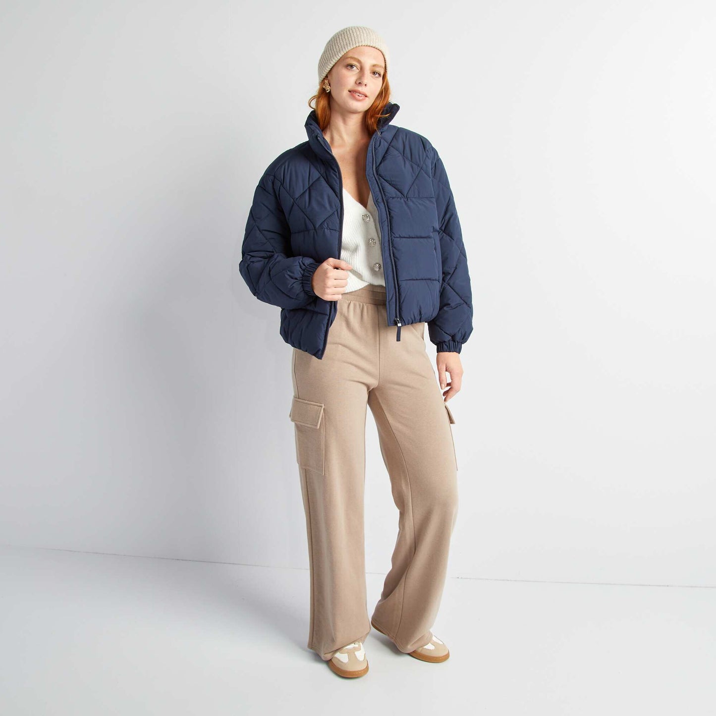 كارديغان بأزرار أنيقة مرصعة بالماس الأبيض