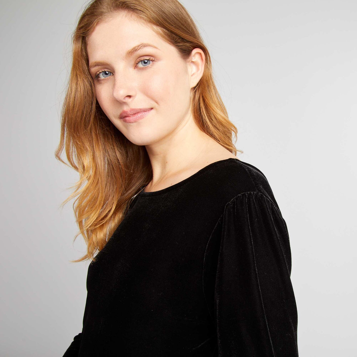 بذلة بأكمام طويلة من القطيفة باللون الأسود