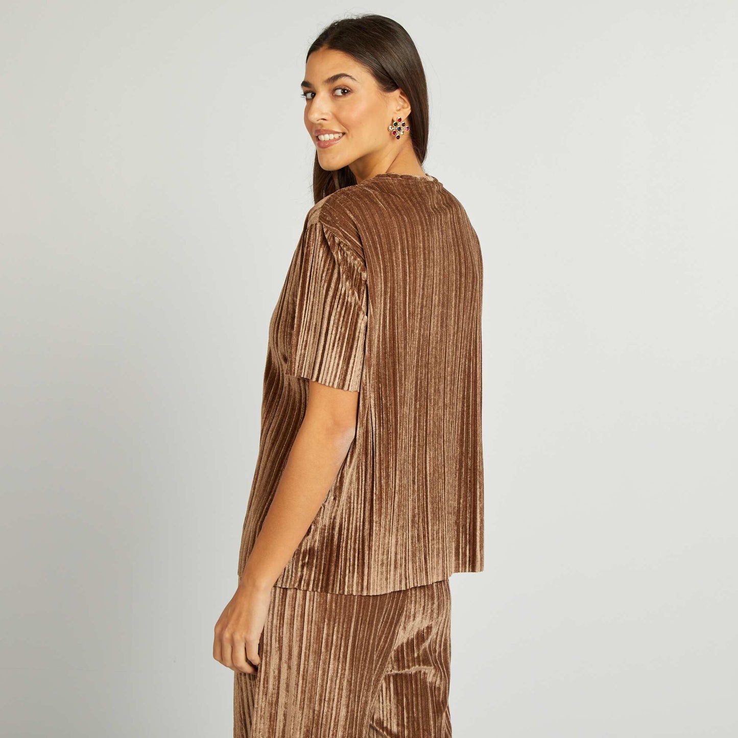 تي شيرت بقصة فضفاضة من الكوردروي باللون البني