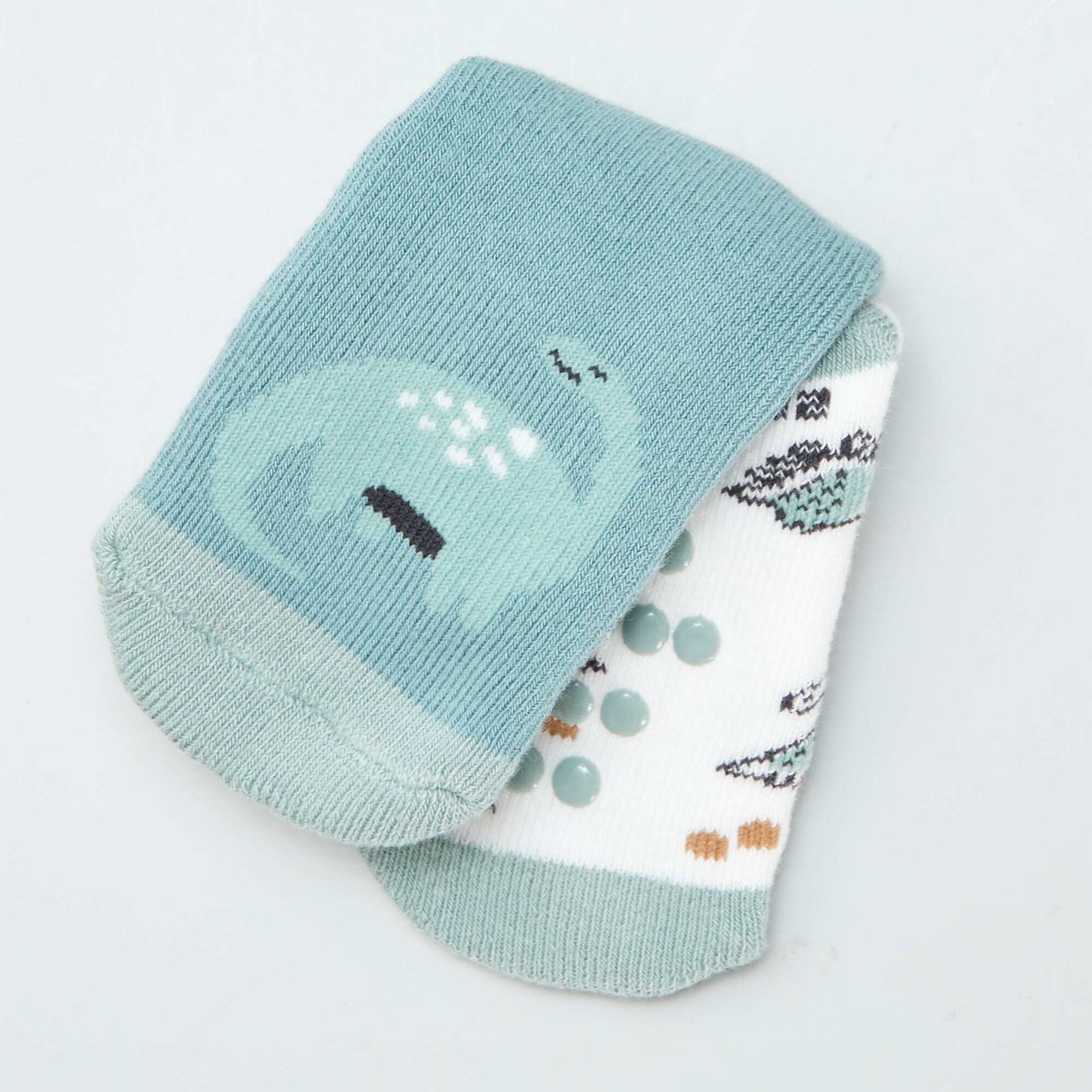 جوارب مانعة للانزلاق باللون الأخضر