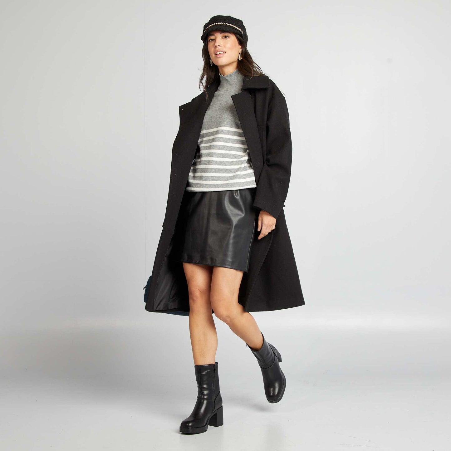 تنورة قصيرة مستقيمة صناعية قصيرة أسود