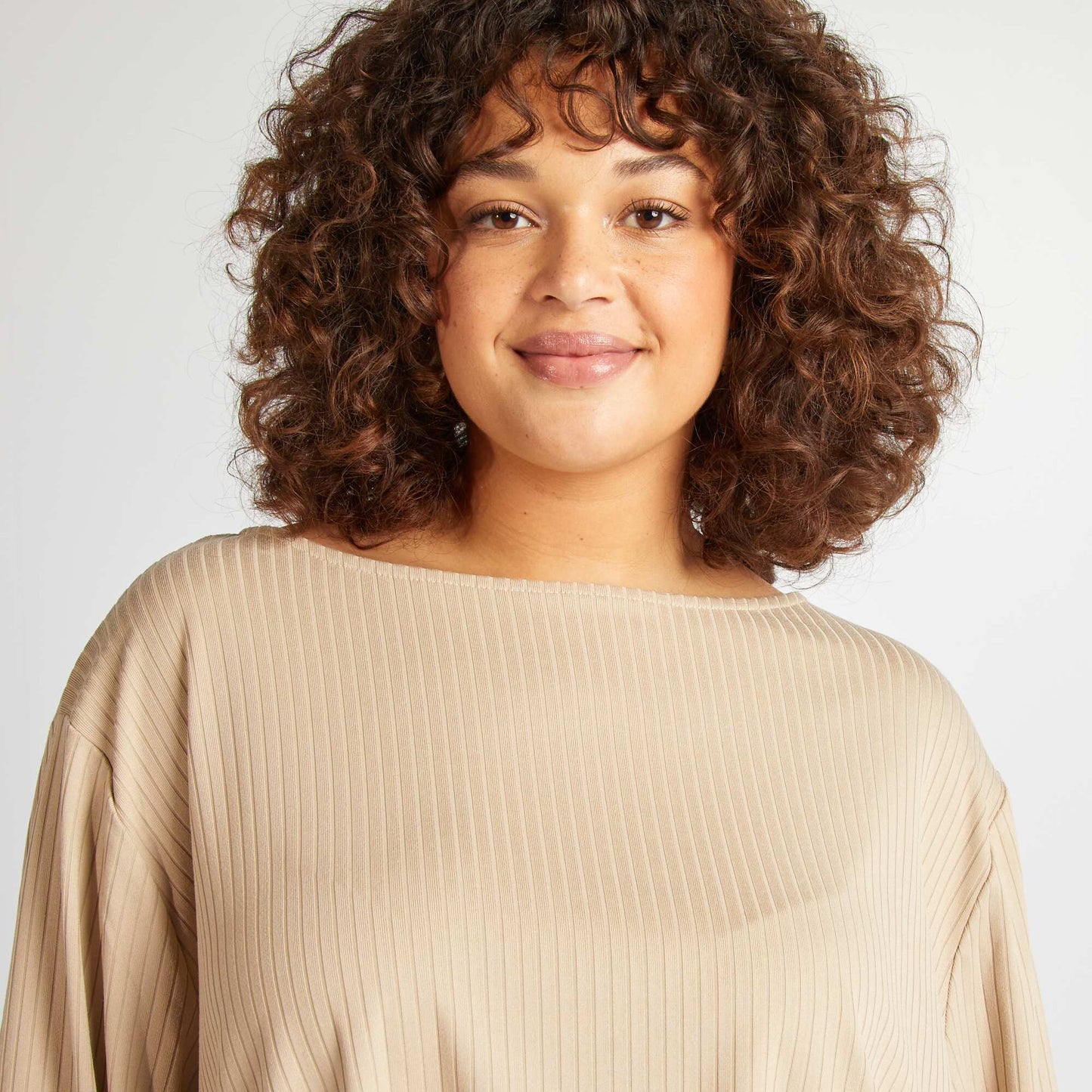 تي شيرت مضلع بأكمام طويلة بلون بني فاتح