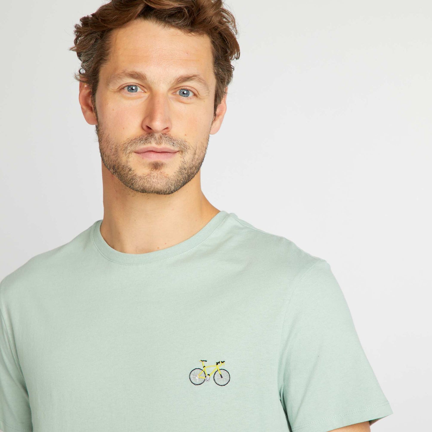 تي شيرت بطبعة كبيرة على الظهر باللون الأخضر