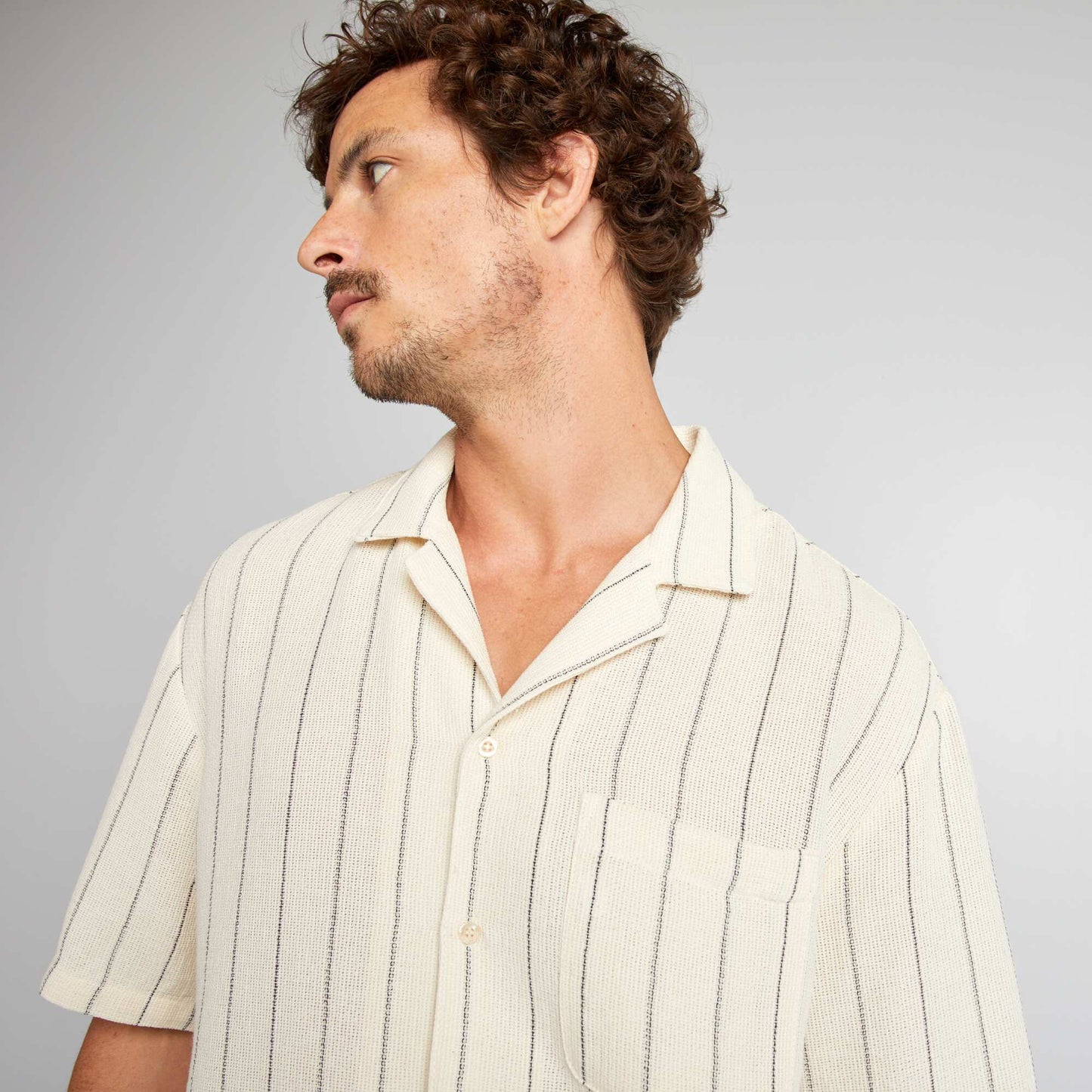 قميص مخطط بأكمام قصيرة أبيض