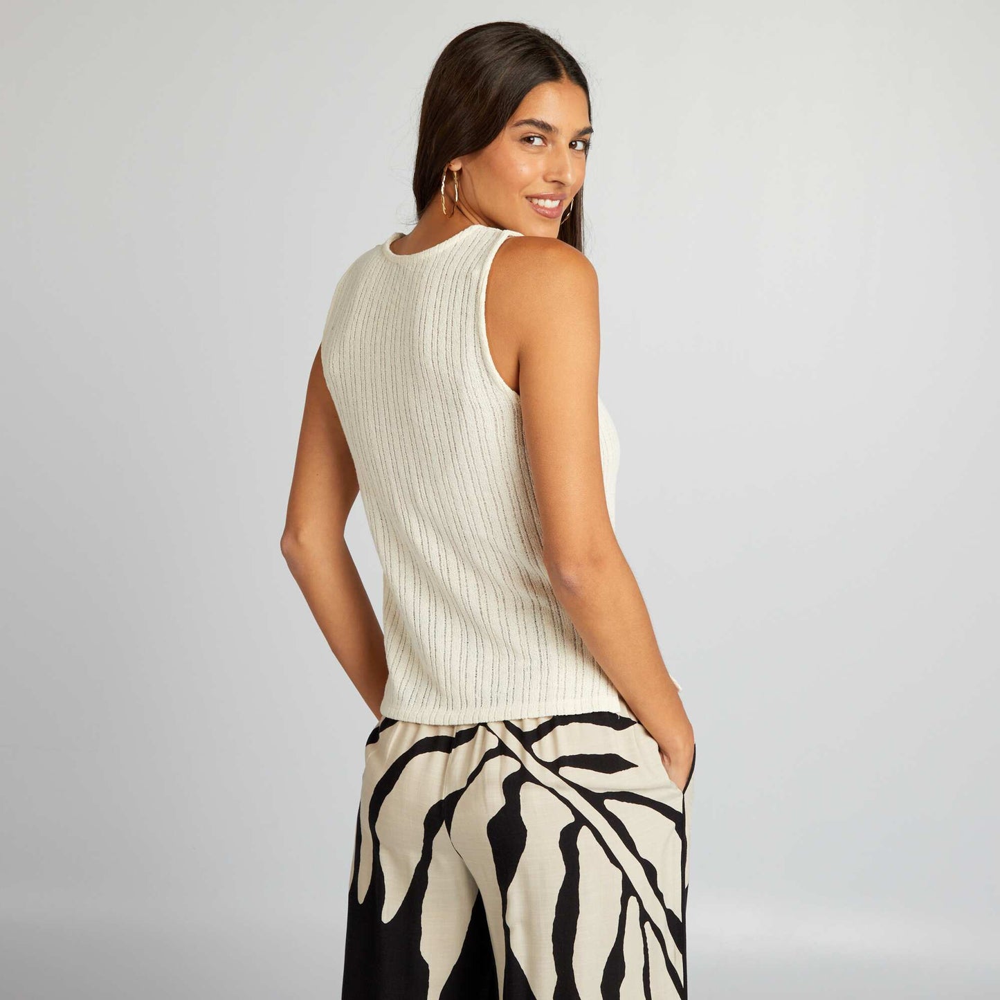 سترة علوية مخرمة بأشرطة عريضة باللون الأبيض