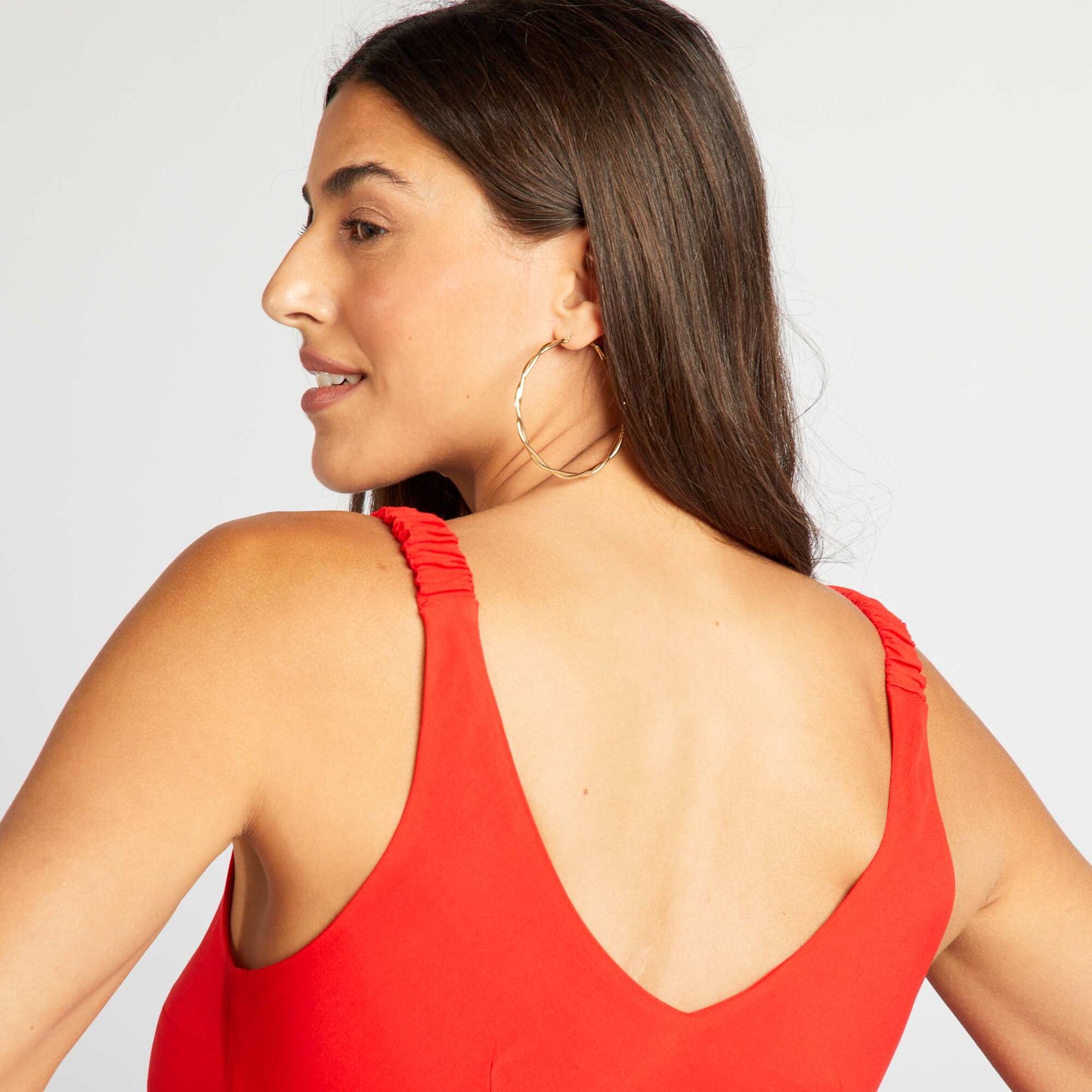 فستان برقبة على شكل V برقبة على شكل V أحمر