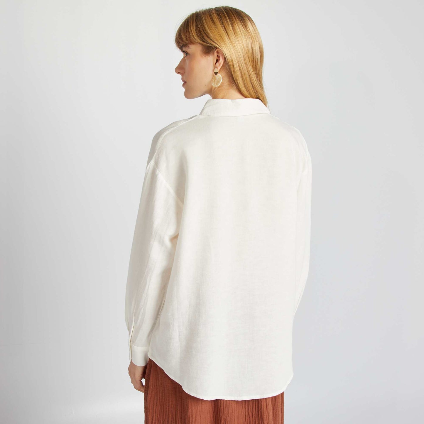 بلوزة طويلة من مزيج الكتان بنسبة 20% مع جيب على الصدر أبيض