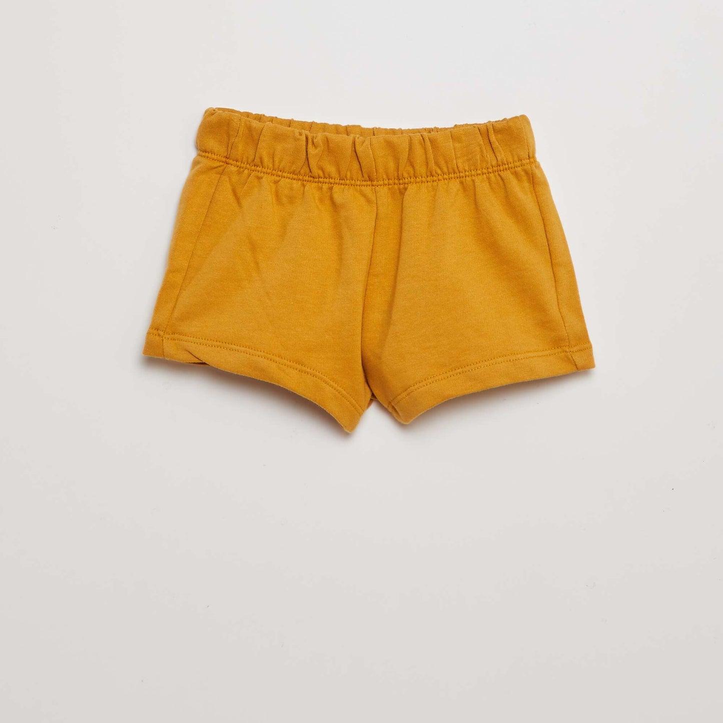 طقم تي شيرت + شورت - طقم مكون من قطعتين أبيض