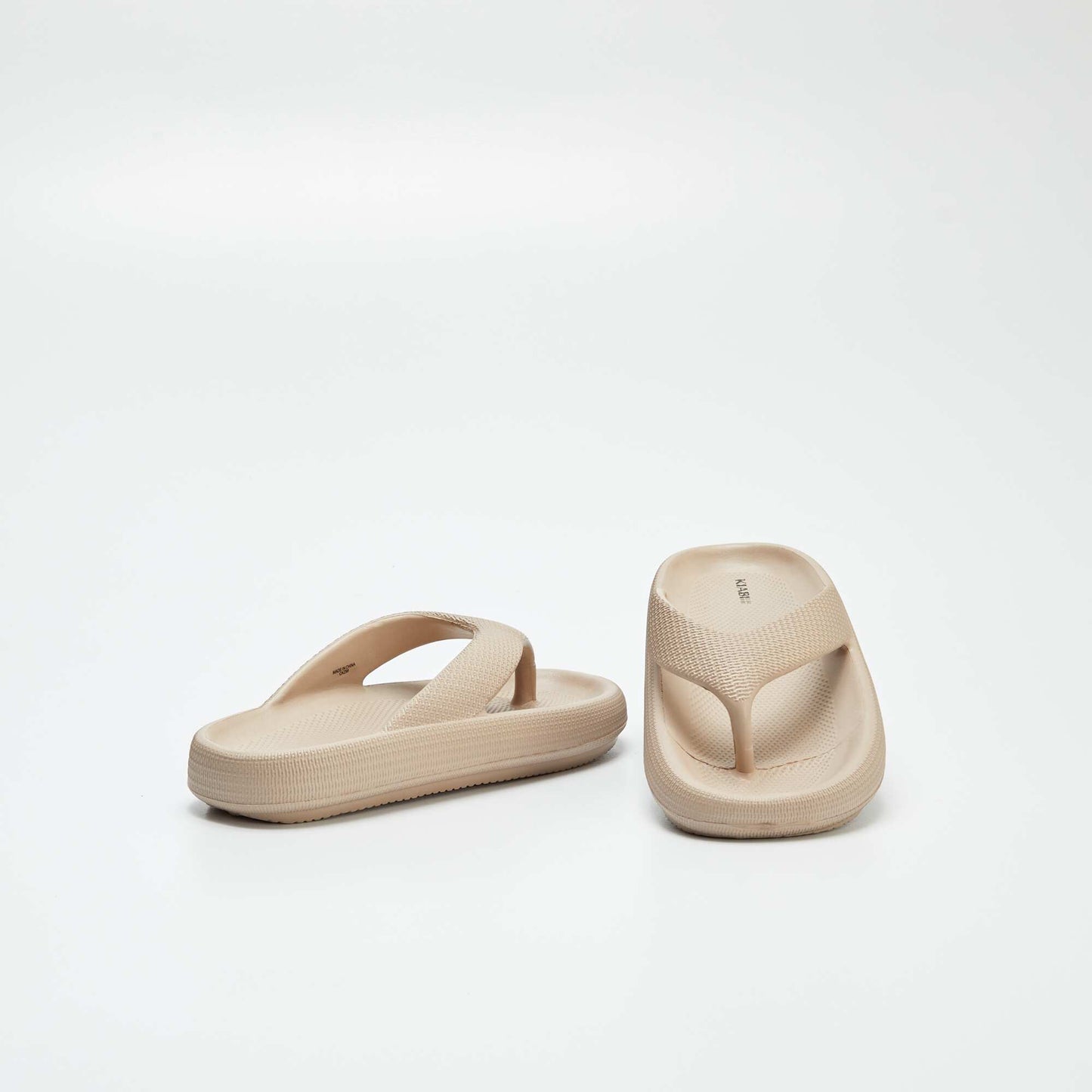 شبشب بنعلين مكتنزين باللون البيجي