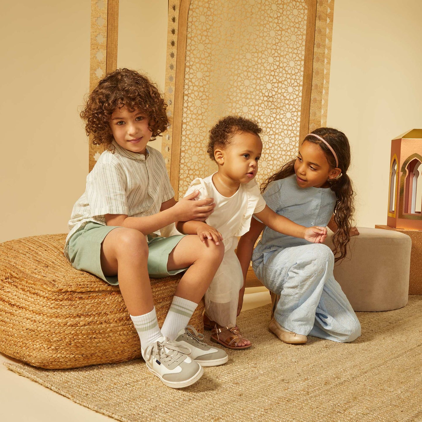 فستان قماش القماش مع تنورة من التول الأبيض