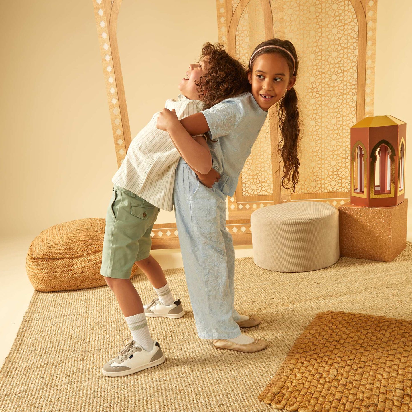 بلوزة من الشاش القطني المنقط باللون الأزرق السويسري