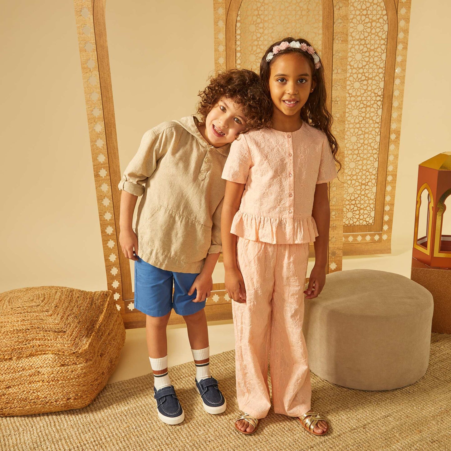 بلوزة من الشاش القطني المنقط باللون البرتقالي السويسري