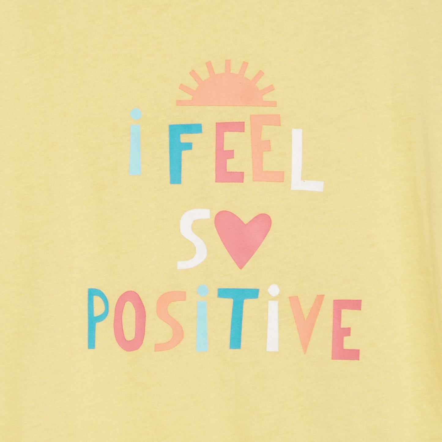 تي شيرت أساسي مطبوع باللون الأصفر