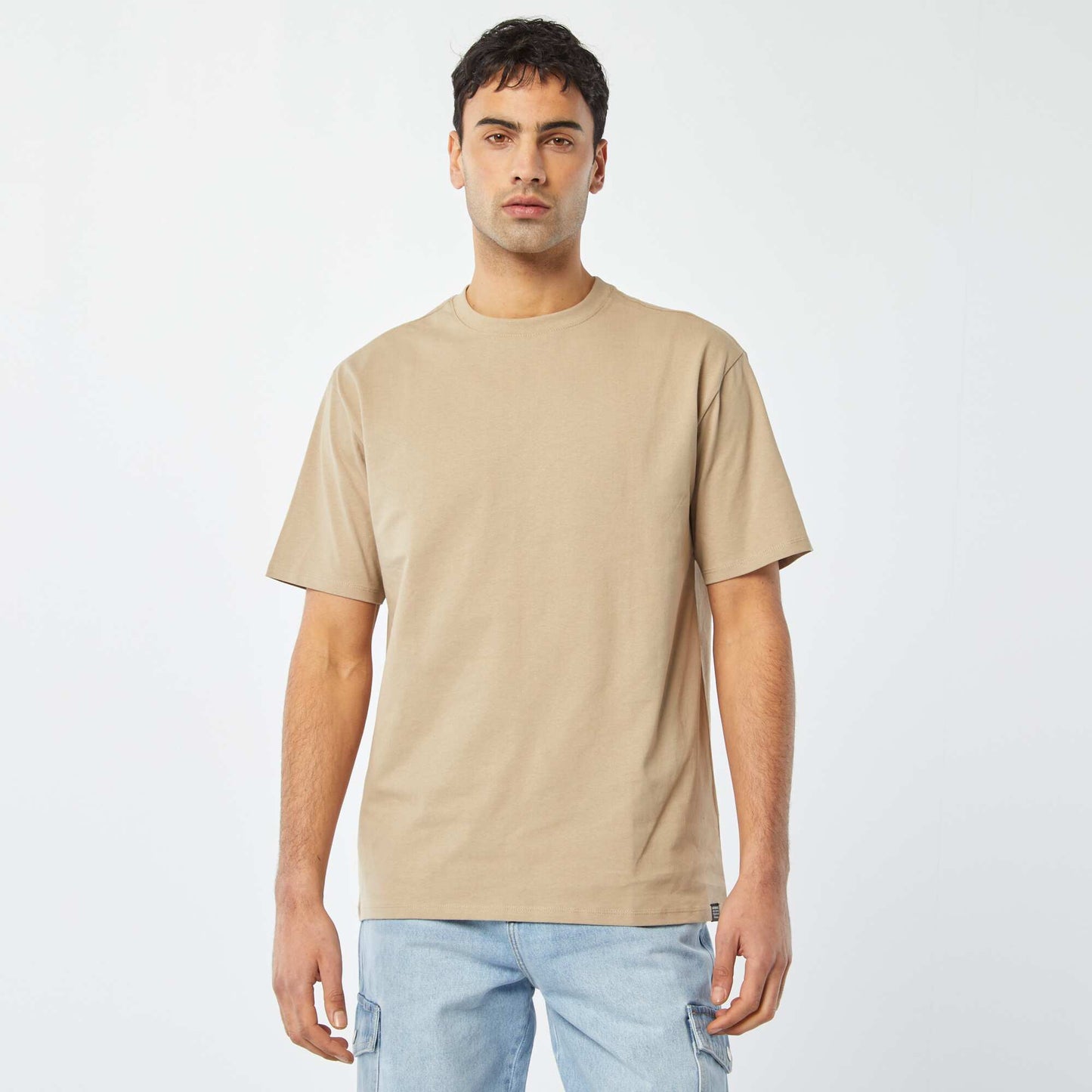 تي شيرت مريح باللون البيجي