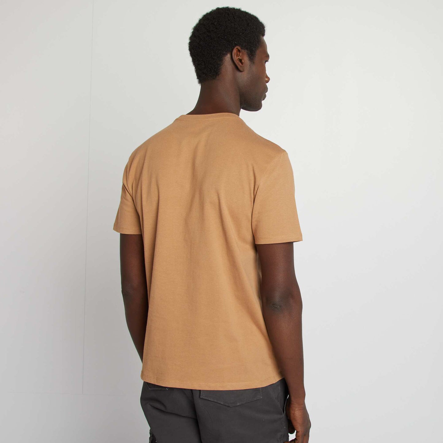 Short-sleeved T-shirt with breast pocket and embroidery BROWN