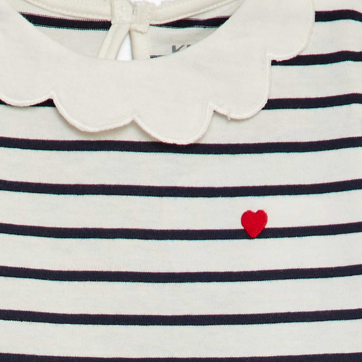 تي شيرت بياقة صغيرة مكشكشة أبيض