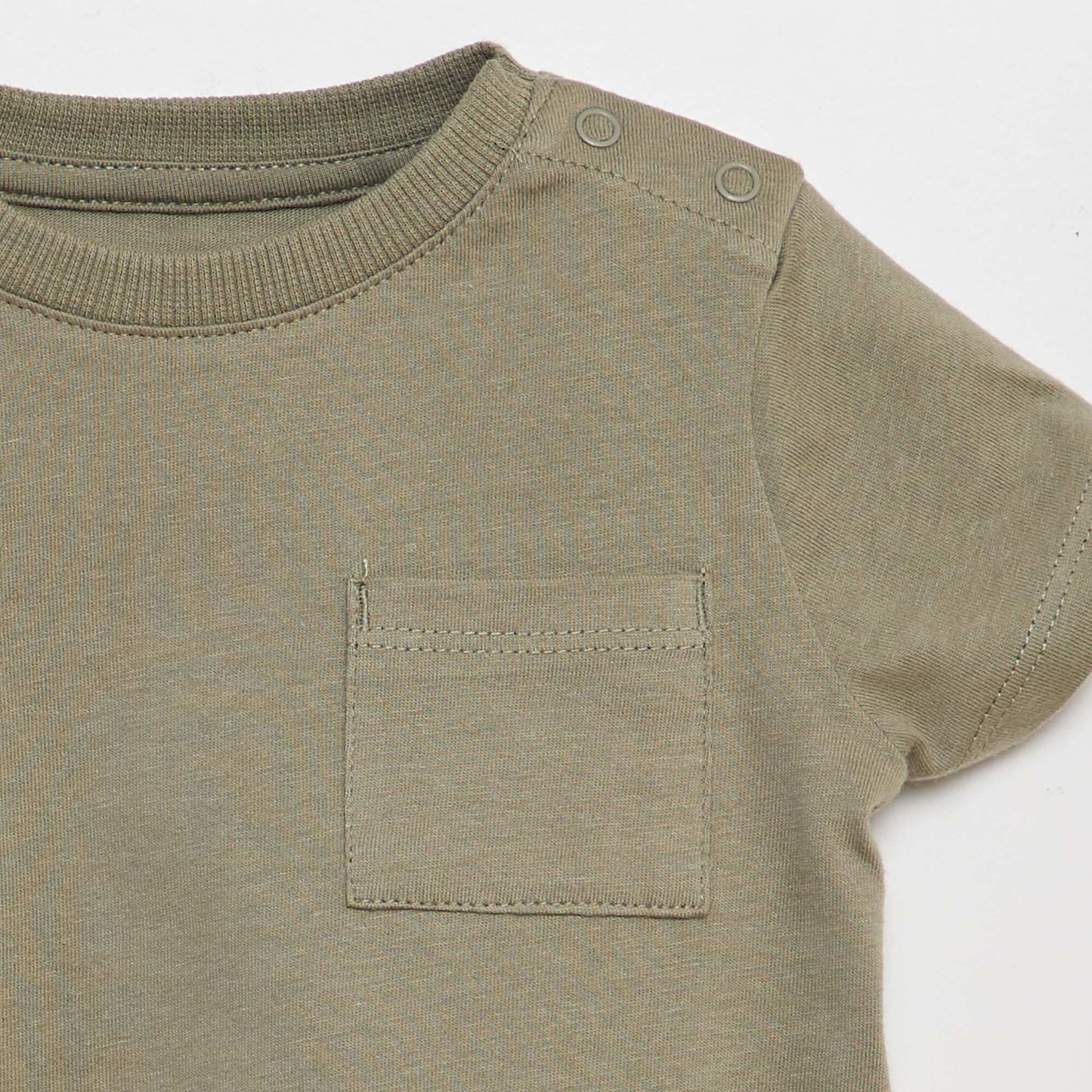 تي شيرت بأكمام قصيرة سادة باللون الأخضر