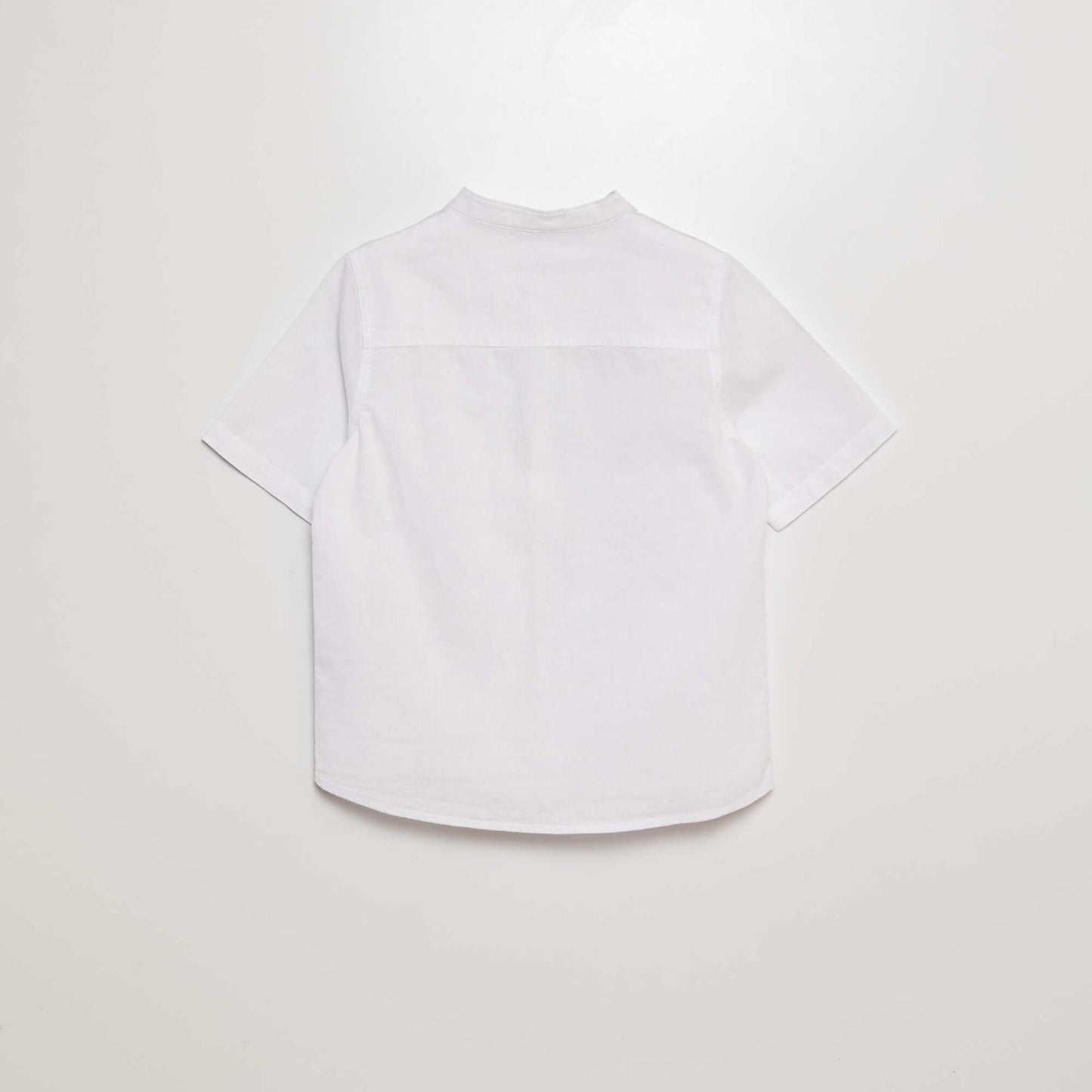 قميص بياقة ماندارين وأكمام قصيرة أبيض