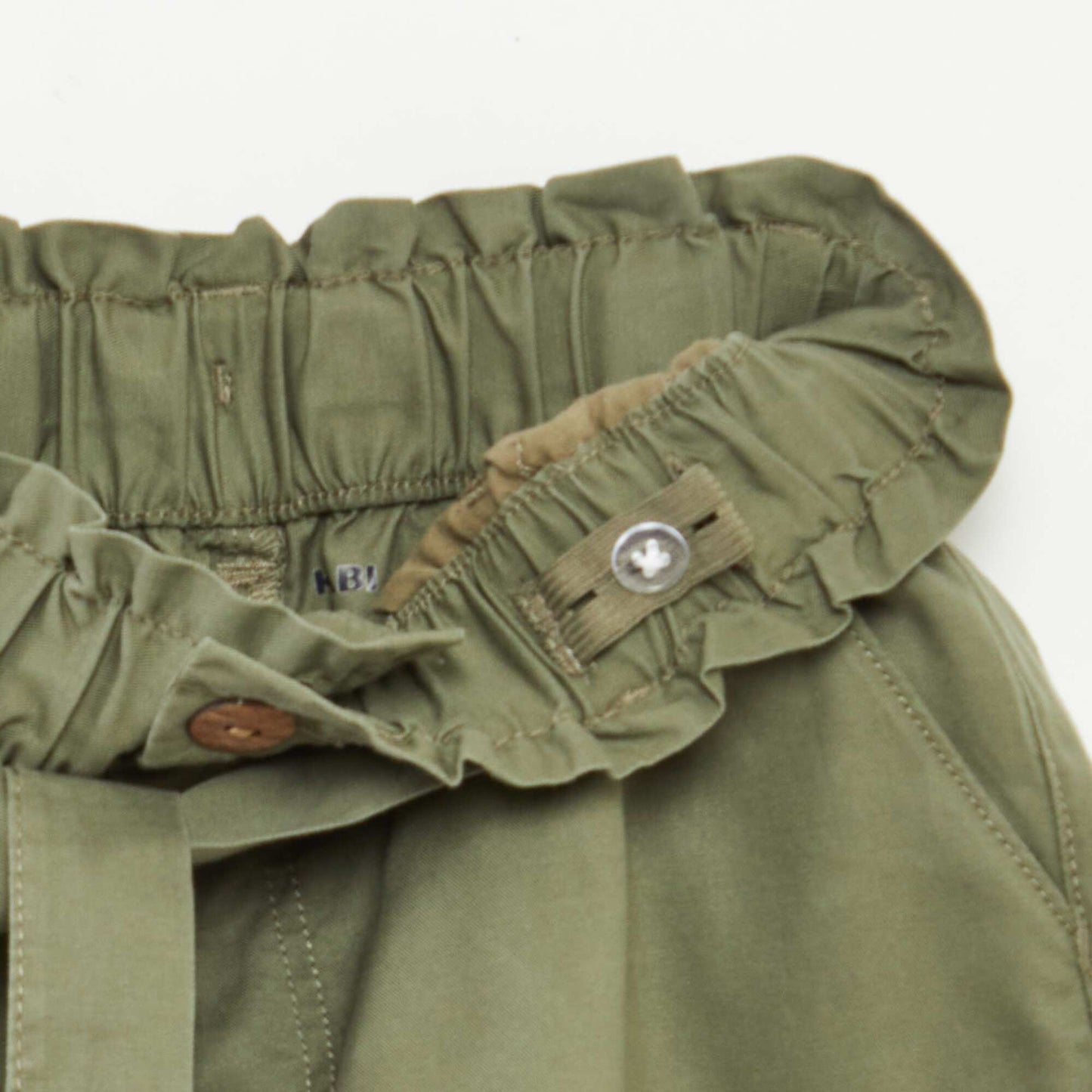 شورت بأكياس ورقية مع حزام أخضر